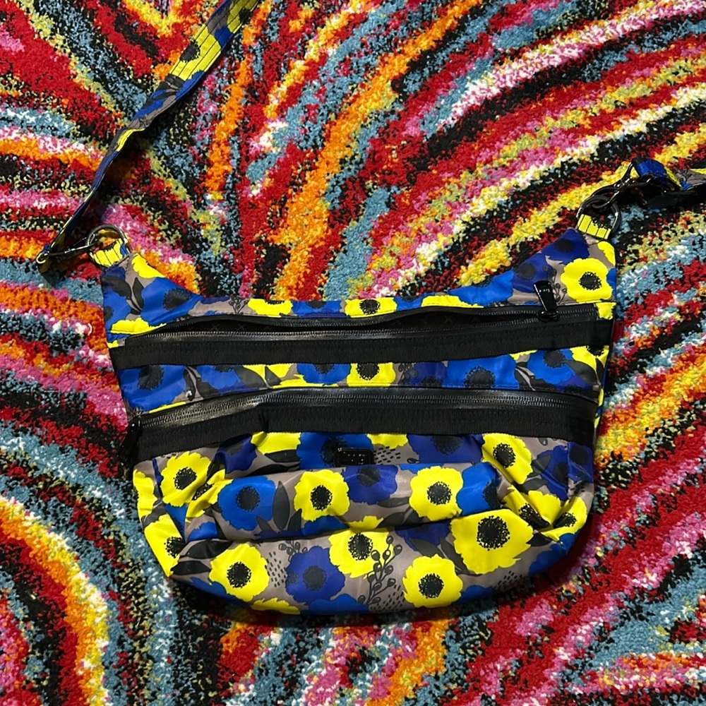 Lug Hippy Crossbody Purse Blue Peony Flower Floral Pattern